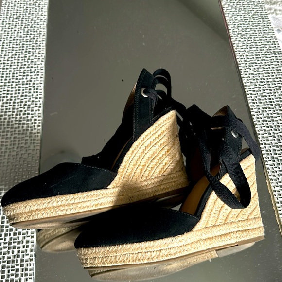 Black wedge shoes like new. - Picture 2 of 5